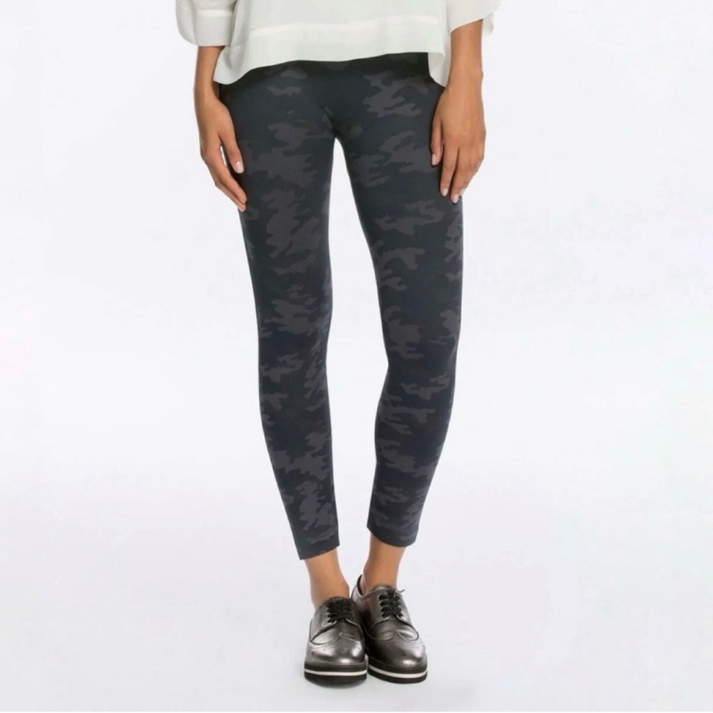 Spanx Look at Me Now Seamless Cropped Leggings Black Camo S